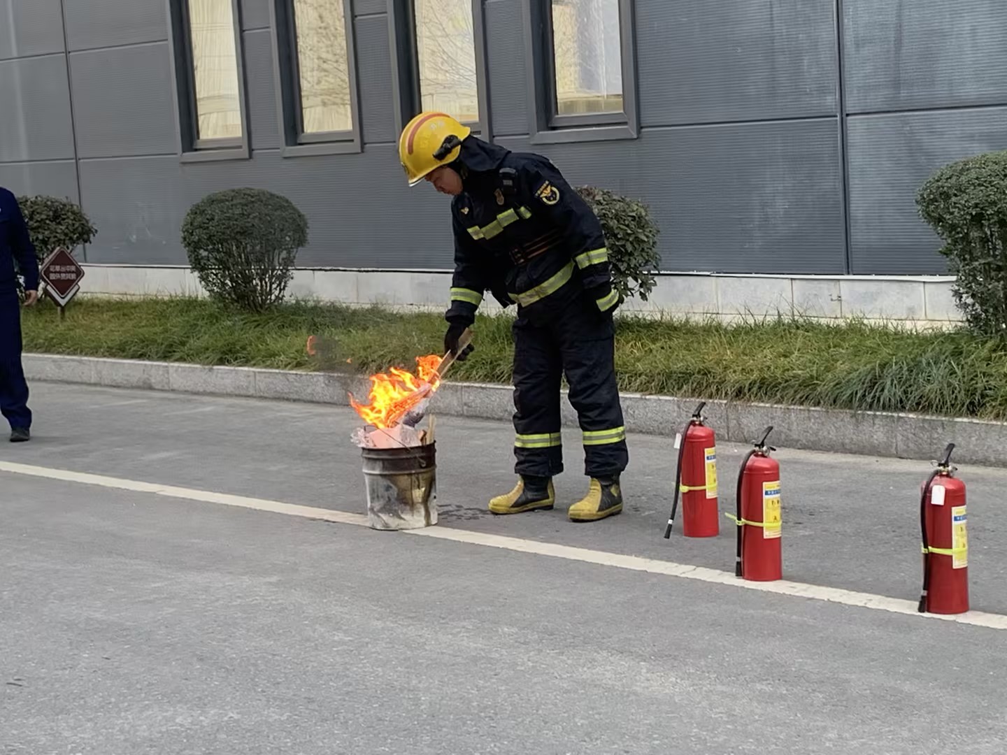 ���ΰ�ȫ���ߣ�������ҵ��չ����ɽ���ظ�������ί��������������ӿ�չ������ȫ��ѵ��ʵս����